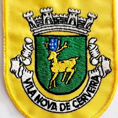Emblema bordado com brasão de Vila Nova de Cerveira em tecido amarelo
