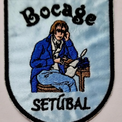Emblema bordado com guarda-redes e texto Bocage Setúbal em fundo azul claro