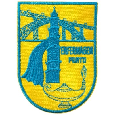 Emblema bordado amarelo e azul com símbolos e texto enfermagemd Porto