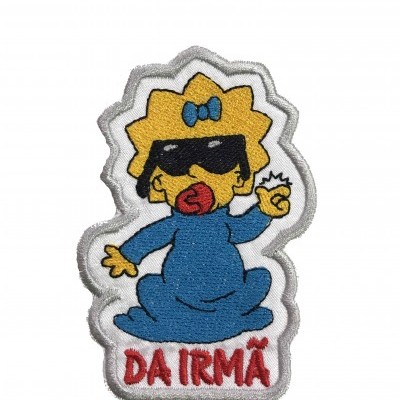 Emblema bordado de bebé com óculos escuros e texto 'DA IRMÃ'.