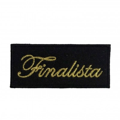 Emblema preto com texto dourado 'Finalista' bordado