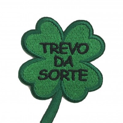 Emblema bordado de trevo da sorte verde com texto em preto