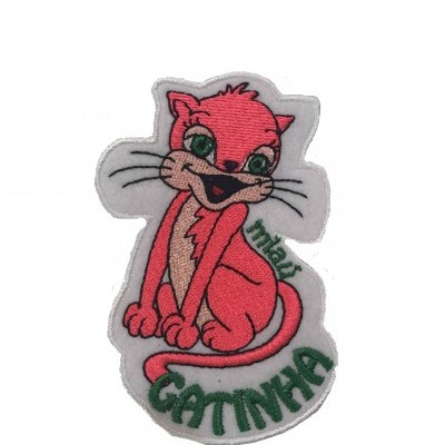 Emblema bordado de um gatinho cor de rosa com texto verde
