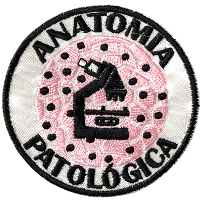 Emblema redondo bordado com imagem de microscópio e texto ANATOMIA PATOLOGICA