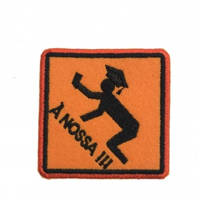 Emblema quadrado laranja com figura humana e texto 'A NOSSA !!!'