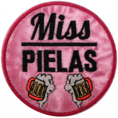 Emblema redondo rosa com texto 'Miss PIELAS' e canecas de cerveja bordadas