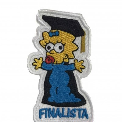 Patch bordado de personagem amarela com barrete de formatura e texto FINALISTA