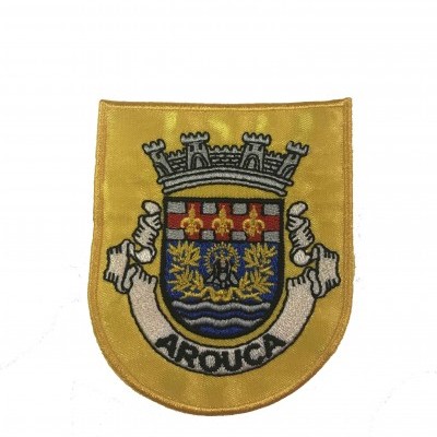 Emblema bordado do brasão de Arouca em fundo amarelo