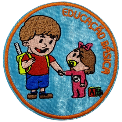 Emblema redondo azul com crianças e texto Educação Básica