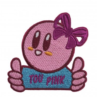 Aplicação bordada personagem rosa com fita roxa e cartaz azul 'TOU PINK'