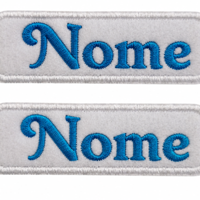 Dois emblemas retangulares brancos com a palavra Nome bordada a azul.