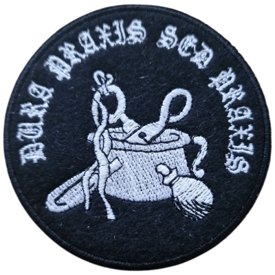 Patch bordado redondo preto com desenho branco e texto à volta