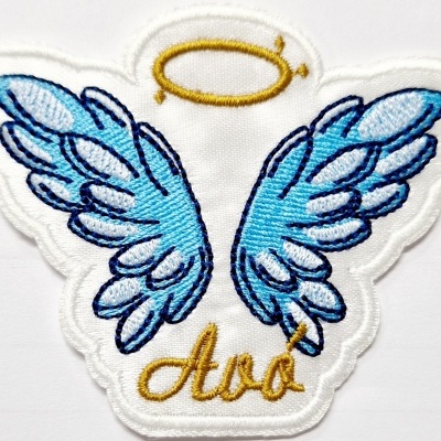 Emblema bordado com asas azuis, auréola dourada e texto 'Avó'.