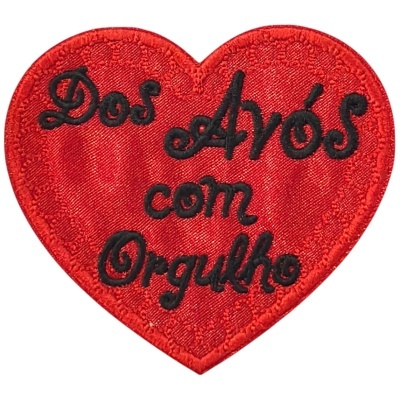 Tecido vermelho em forma de coração com bordado a preto.