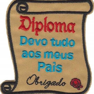 Emblema bordado em forma de pergaminho com texto em várias cores