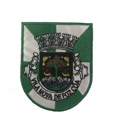 Emblema bordado verde e branco com escudo e texto 'VILA NOVA DE POZELA'