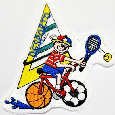 Emblema bordado de menino a jogar desporto com bicicleta e raquete de ténis