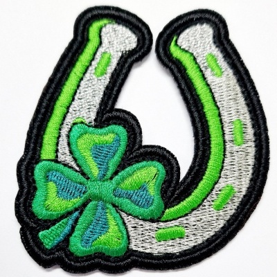 Patch bordado de ferradura com trevo de quatro folhas