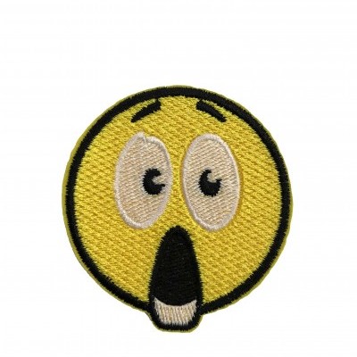 Emblema bordado emoji amarelo com expressão surpreendida