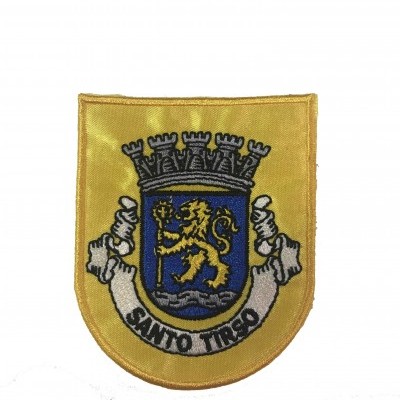 Emblema bordado amarelo com escudo azul, leão e texto SANTO TIRSO