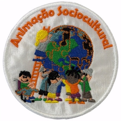 Emblema bordado redondo com crianças e globo terrestre puzzle e texto Animação Sociocultural