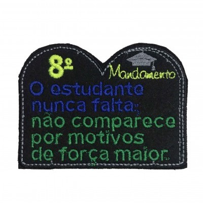 Patch bordado com frase em português sobre estudantes