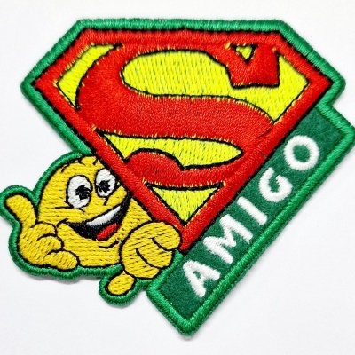 Patch bordado com símbolo do Superman, carinha sorridente amarela e palavra AMIGO em verde