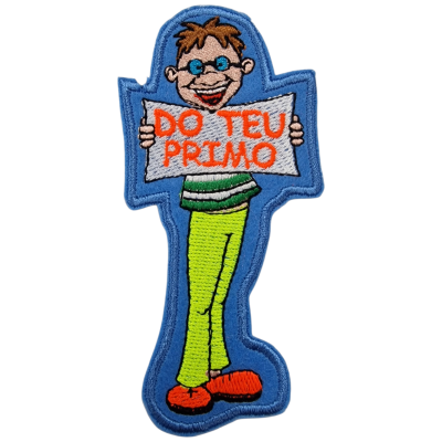Patch bordado com figura humana segurando cartaz com texto em português.