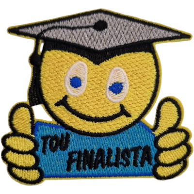 Emblema bordado de carita amarela com barrete e t-shirt azul com texto