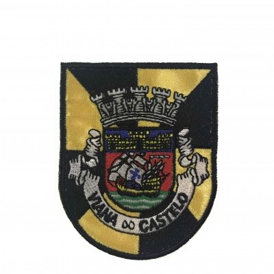 Emblema bordado com escudo colorido, coroa e texto Vila do Castelo