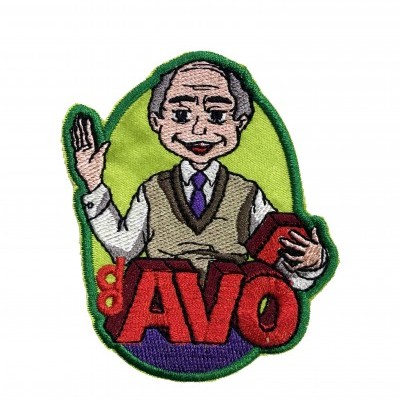 Emblema bordado de avô com colete e gravata, segurando livro vermelho com palavra 'AVÔ'