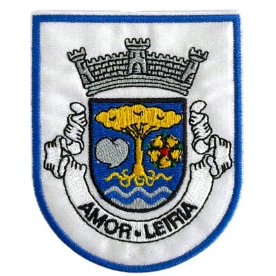 Emblema bordado com escudo azul, árvore amarela e texto AMOR, LEIRIA