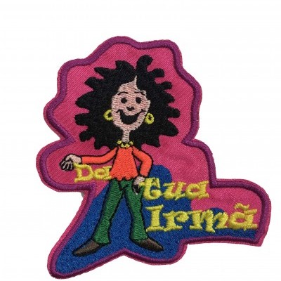 Aplicação em tecido bordada de personagem feminina com texto Detetive Irmã