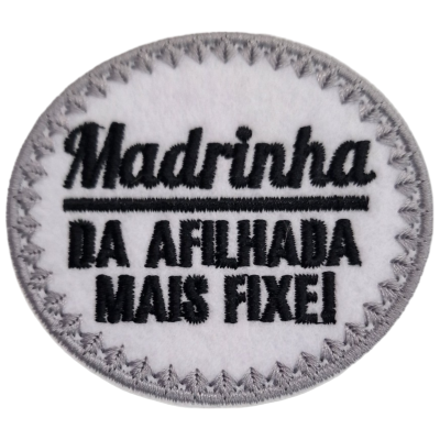 Adesivo redondo bordado branco e cinza com texto em preto