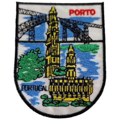 Emblema bordado com palavras PORTO e PORTUGAL, edifícios, árvores, céu e estrutura metálica