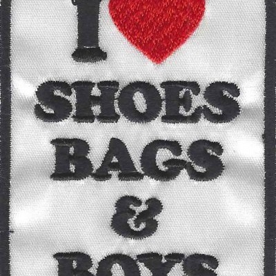 Emblema bordado com texto 'I ♥ SHOES BAGS & BOYS' em branco, preto e vermelho