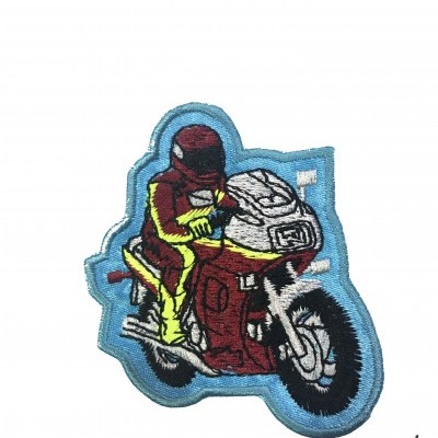 Patch bordado de motociclista em mota vermelha com fundo azul