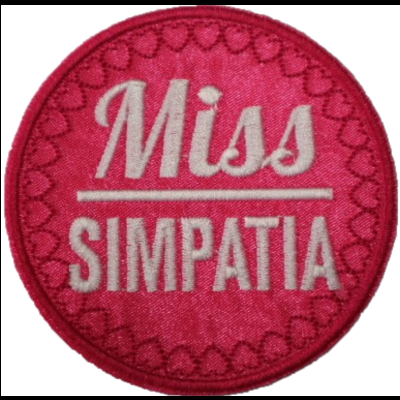 Emblema rosa redondo com texto branco 'Miss SIMPATIA'
