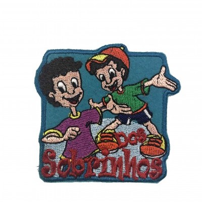 Emblema bordado com duas crianças e texto Sabatinhos Da 08