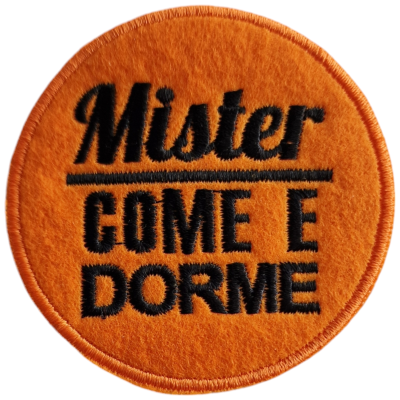Patch redondo laranja com texto bordado em preto