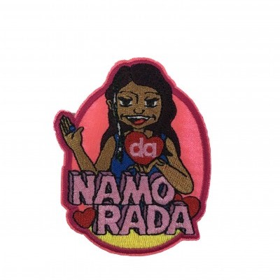 Patch bordado com personagem feminina e texto 'NAMO RADA'