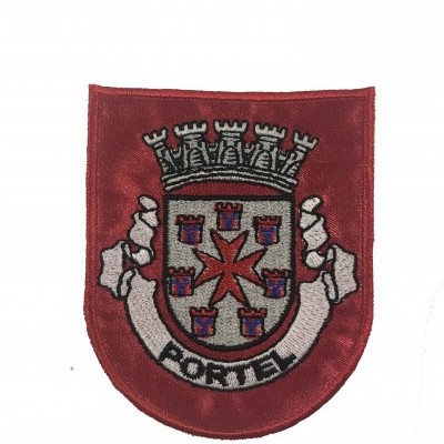 Emblema bordado vermelho com brasão e coroa, texto PORIEL.