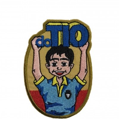 Emblema bordado com personagem e texto 'do TIO'