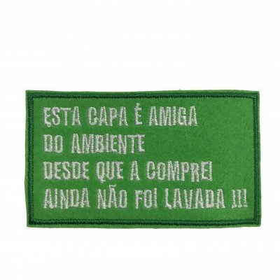 emblema verde com texto bordado branco