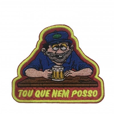 Emblema bordado de homem com cerveja e texto em português