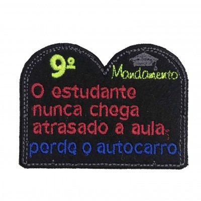 Patch bordado preto com texto colorido em português