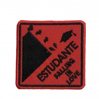 Emblema quadrado vermelho e preto com texto e figura de queda