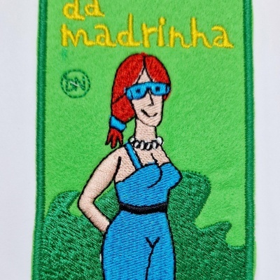 Patch bordado verde com ilustração de mulher ruiva e texto 'da madrinha'