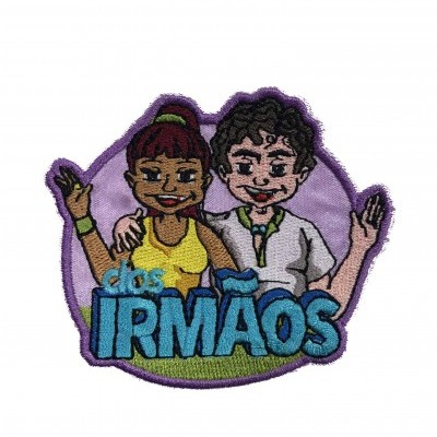 Emblema bordado com duas personagens e a frase dos IRMÃOS