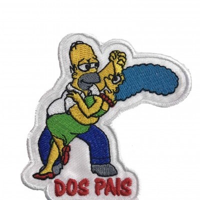 Patch bordado com Homer e Marge Simpson dançando e texto DOS PAIS